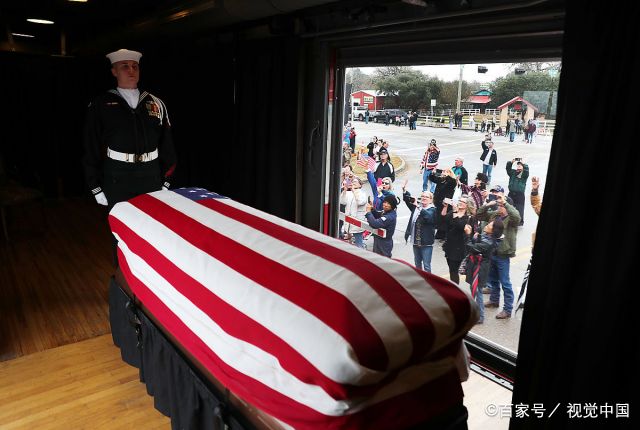 美国前总统老布什灵柩下葬德州农机大学布什家族墓地